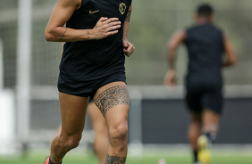 Fábio Santos correndo durante atividade de aquecimento no CT Joaquim Grava