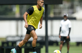 Fausto Vera correndo com a bola durante atividade matinal