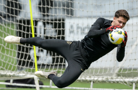 Felipe Longo, goleiro do Sub-20, em treino do time profissional no CT Joaquim Grava