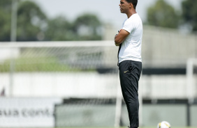 Fernando Lzaro parado de braos cruzados no campo do CT Joaquim Grava