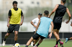 Gil se preparando para realizar um passe enquanto Matheus Arajo o pressiona