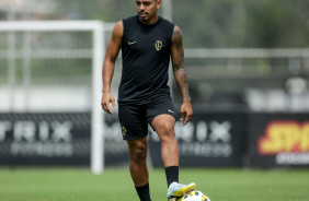 Mateus Bidu com o p sobre a bola em treino no CT Joaquim Grava