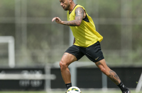 Maycon se preparando para passar a bola em treino no CT Joaquim Grava