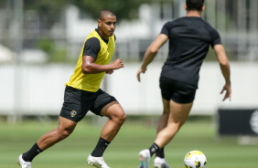 Murillo correndo em atividade matinal enquanto Rafael Ramos o pressiona para roubar a bola
