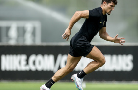 Rafael Ramos correndo em atividade matinal no Centro de Treinamento do Corinthians
