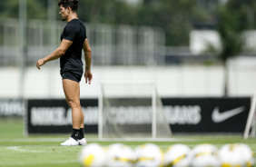 Rafael Ramos em pé no gramado do CT Joaquim Grava observando treino do Corinthians