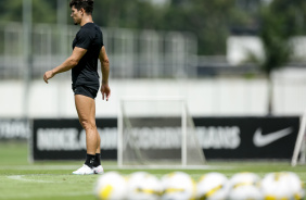 Rafael Ramos em p no gramado do CT Joaquim Grava observando treino do Corinthians