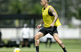 Rger Guedes com a bola em seu domnio durante treino matinal no CT Joaquim Grava