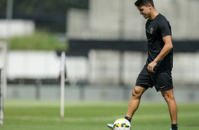 Roni caminhando no gramado do CT Joaquim Grava com a bola em seus ps