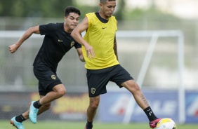 Roni correndo atrs de Adson aps o mesmo lhe driblar em treino