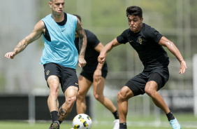 Roni marcando Rger Guedes em treino do Corinthians no CT Joaquim Grava