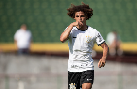 Biro comemora gol em vitria contra o RB Bragantino no Brasileiro Sub-20