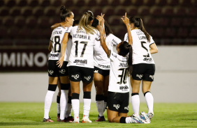 Jogadoras do Corinthians celebrando um dos gols contra a Ferroviria e Jaqueline agradecendo a Deus