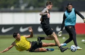Caetano divide com Barletta em treino do Corinthians no CT Joaquim Grava