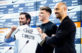 Chrystian Barletta sorridente erguendo a camisa do Corinthians ao lado de Duilio e Alessandro