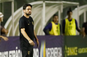 Arthur Elias passando orientaes s jogadoras durante embate contra o Athletico-PR