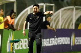 Arthur Elias se comunicando com as jogadoras durante embate contra o Athletico-PR