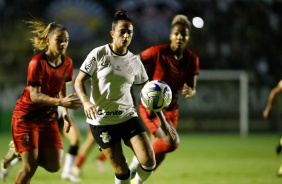 Fernanda indo em direo  bola durante embate contra o Athletico-PR