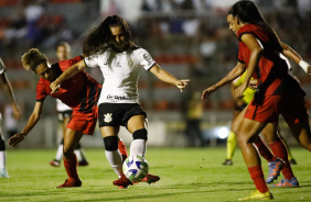 Gabi Morais disputando bola com jogadoras do Athletico-PR