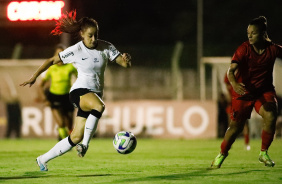 Luana correndo com a bola em seu domínio em embate contra o Athletico-PR