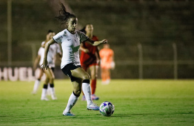 Luana correndo com a bola em seu pé durante jogo contra o Athletico-PR