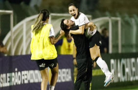 Luana e Arthur Elias comemorando o gol marcado pela camisa 5 contra o Athletico-PR