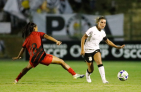 Tamires aps realizar um passe durante jogo contra o Athletico-PR