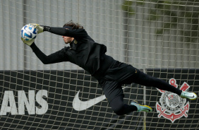 Cssio defende em treino do Corinthians nesta quarta-feira