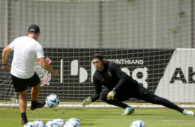 Cssio e o preparador de goleiros em treino do Corinthians nesta quarta-feira