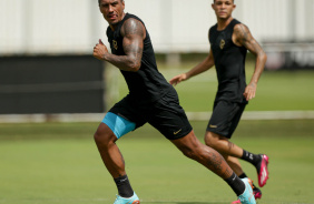 Paulinho corre em treino do Corinthians nesta quarta-feira