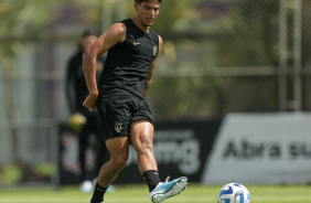 Caetano em campo durante jogo-treino entre Corinthians e Coritiba