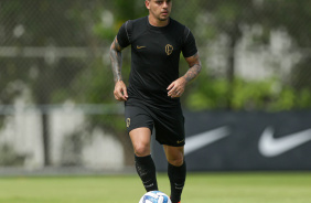 Fagner durante jogo-treino entre Corinthians e Coritiba