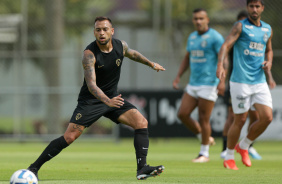 Maycon durante jogo-treino entre Corinthians e Coritiba