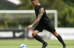 Maycon em campo durante jogo-treino entre Corinthians e Coritiba