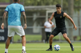 Roni em campo durante jogo-treino entre Corinthians e Coritiba