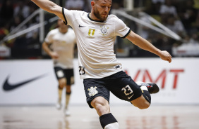 Bazzinho prepara chute em empate contra o Pato Futsal pela LNF