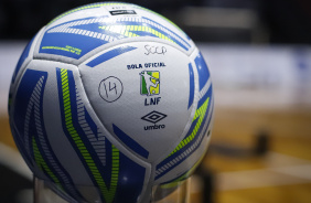 Bola da LNF preparada para jogo antes de empate contra o Pato Futsal pela LNF