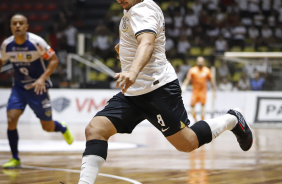 Canabarro prepara chute em empate contra o Pato Futsal pela LNF