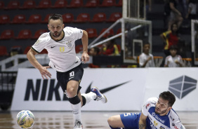 Deives dribla em empate contra o Pato Futsal pela LNF