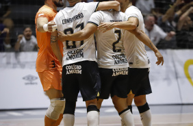 Elenco do Futsal comemora em empate contra o Pato Futsal pela LNF