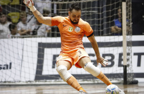O goleiro Lucas Oliveira em empate contra o Pato Futsal pela LNF