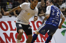 Thiaguinho dribla em empate contra o Pato Futsal pela LNF