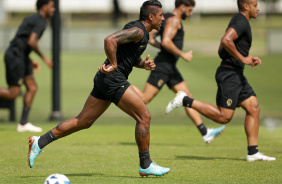 Paulinho corre em treino do Corinthians no CT Joaquim Grava