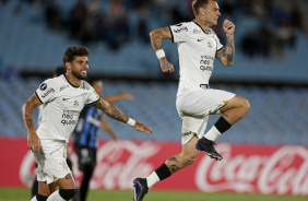 Rger Guedes e Yuri Alberto celebram gol