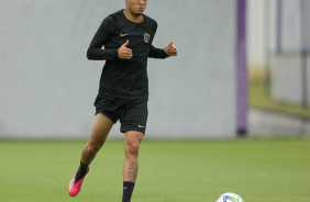Adson se preparando para realizar um passe durante treino no CT Joaquim Grava