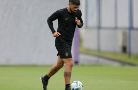 Bruno Mndez em atividade matinal no CT Joaquim Grava com a bola em seu domnio