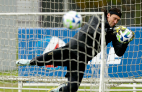 Cssio caindo aps defender uma bola no CT Joaquim Grava