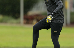 Cssio dominando uma bola com os ps em treino no CT Joaquim Grava