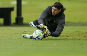 Cssio realizando uma defesa em treino matinal no CT Joaquim Grava