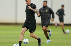 Chrystian Barletta correndo com a bola em treino matinal no CT Joaquim Grava